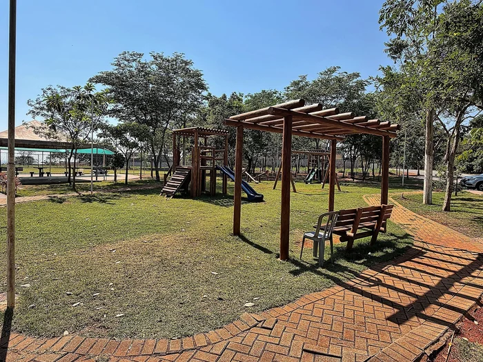 Praça com Pérgola e Playground Infantil